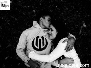 माथे पर किस करते हुए फोटो खीचवाना