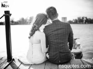 पार्टनर के कंधे पर सिर रखते हुए फोटो