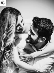 पीछे से लिपटते हुए पुरुष पार्टनर को हग करना